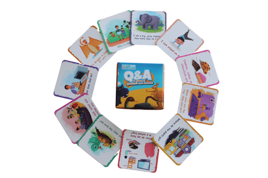 משחק q&a קופסא עם כרטיסיות מסביבה