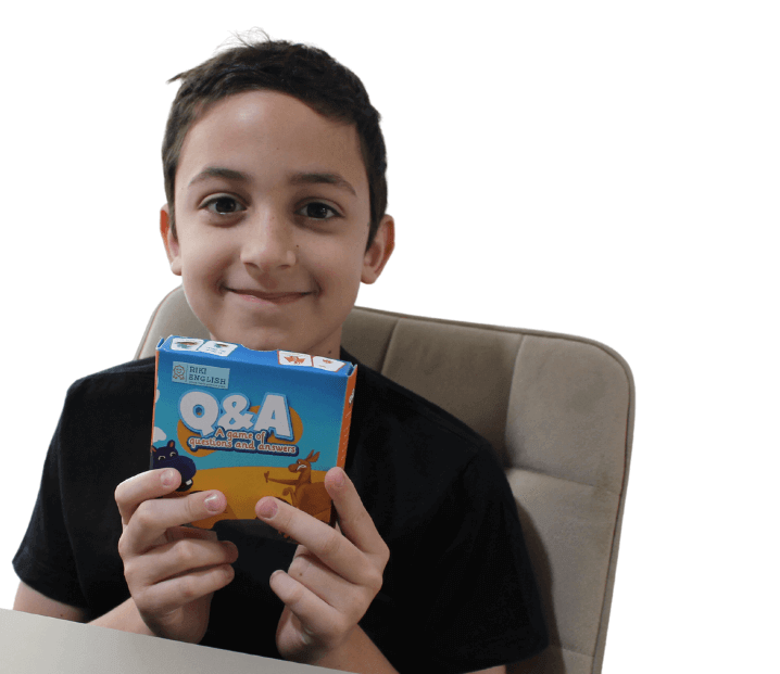 משחק q&a- ילד מחייך מחזיק קופסאת משחק