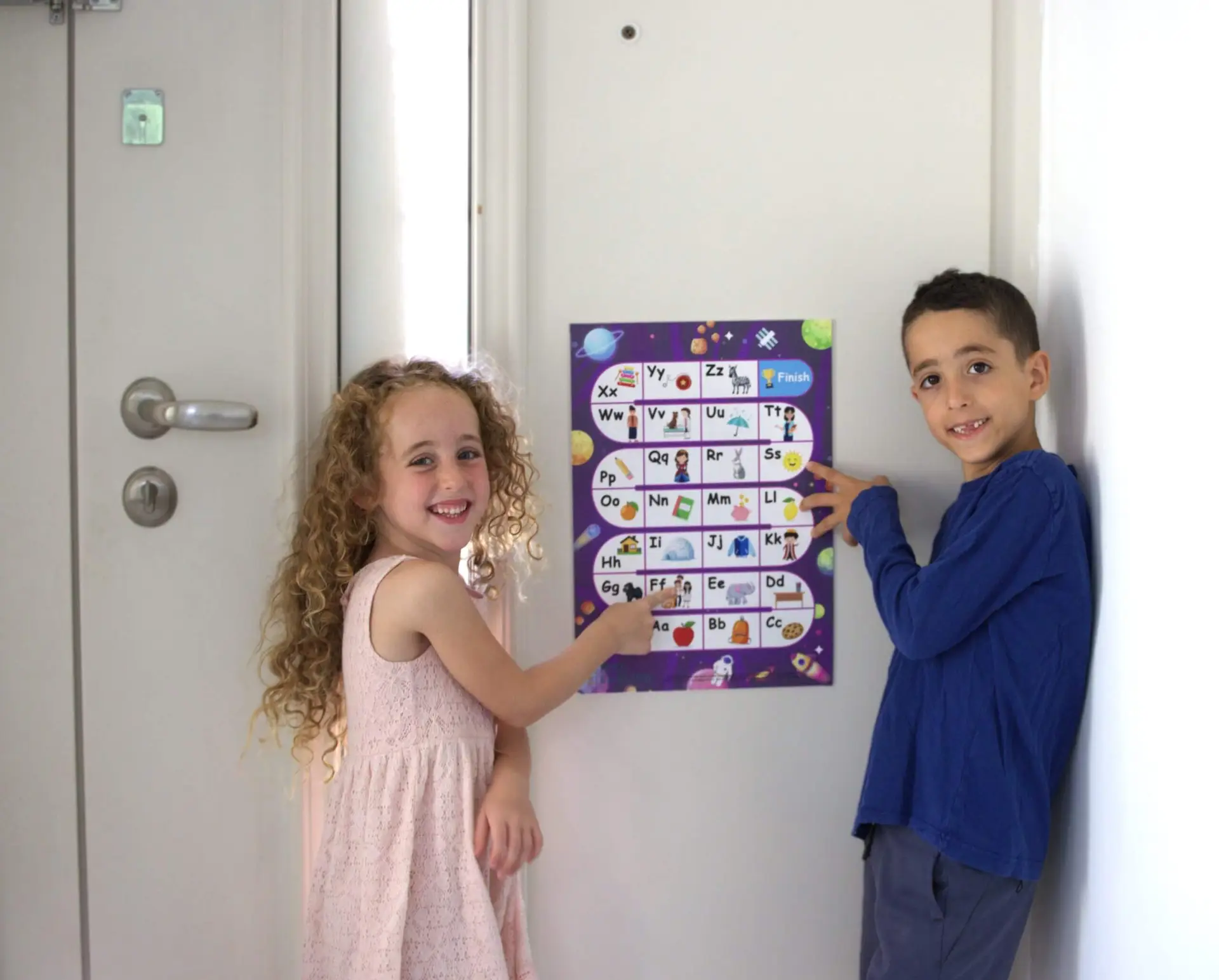 שני ילדים עם משחק שביל ABC