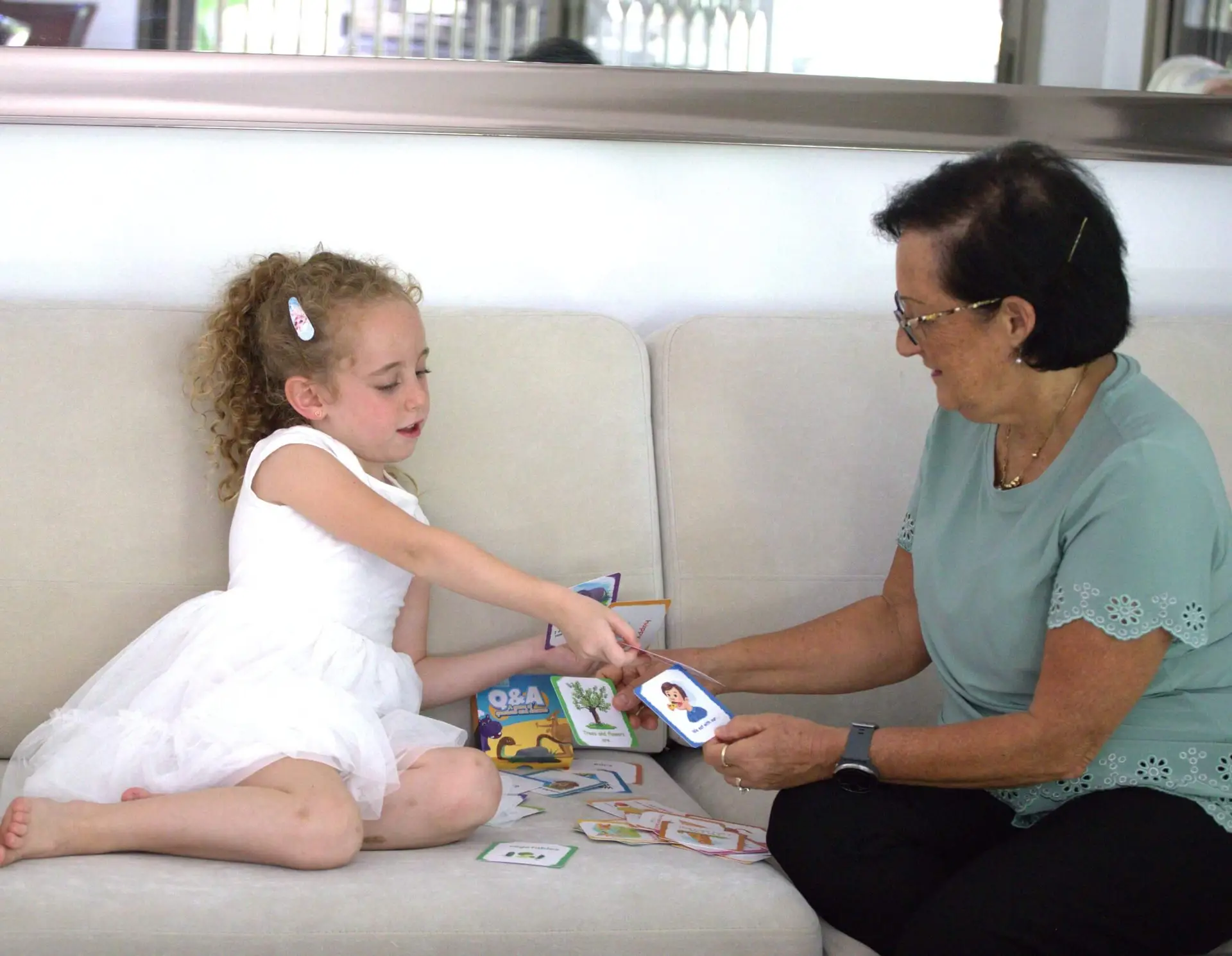 סבתא ונכדה משחקות קלפים